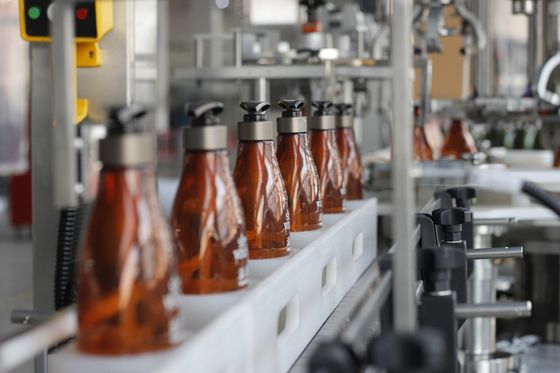 液体洗剤のプラスチックびんのおおう機械