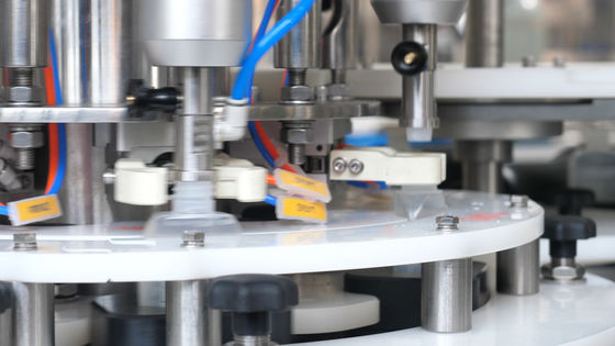 水クリームの詰物のための化粧品の満ちるおおう生産ライン